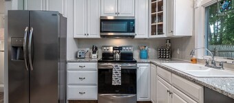 Quaint/updated. Downtown Wakefield/shops/bike path. Narragansett Beaches 3 mi.