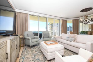 Smart TV, DVD player - Spacious 3-bed, 3-bath beachfront end unit w/ balcony! 🌊 (Destin)