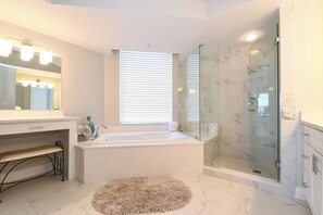 Douche, baignoire à jets, sèche-cheveux, serviettes fournies