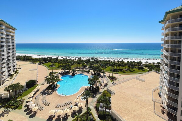 من حمّامات السباحة المغطاة، حمّام سباحة مُدفَّأ