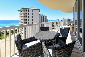 Property grounds - Spacious 3-bed, 3-bath beachfront end unit w/ balcony! 🌊 (Destin)