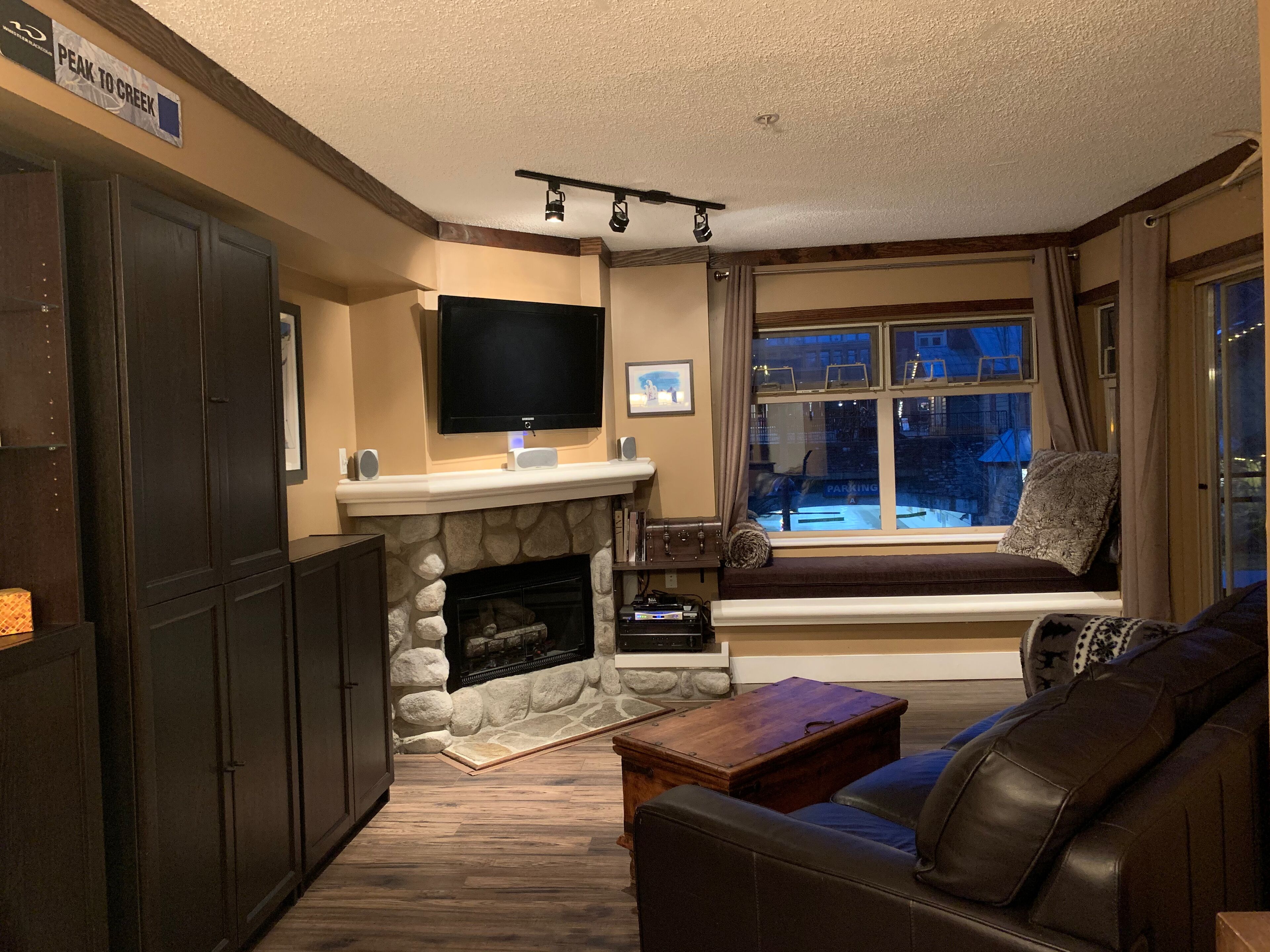 Steps to Ski Lifts! 1 bdr w/Heated Pool & Hot Tub
