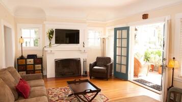 Smart TV, fireplace, DVD player, books