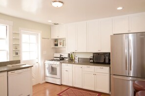 ثلاجة، ميكروويف، فرن، موقد طهي مسطح