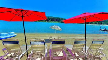 Sur la plage, chaise longue, serviettes de plage