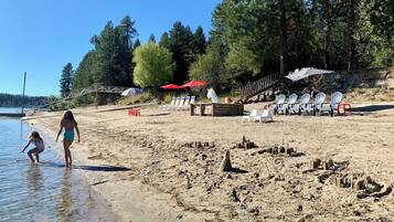 På stranden, solsenger og strandhåndklær
