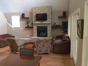 Smart TV, fireplace, video games, DVD player - Week of July 4 available! 3 night min Aug 10-26 great for golf and wine trips! (Beulah)