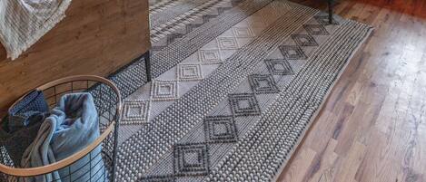 Televisio, takka, kirjoja