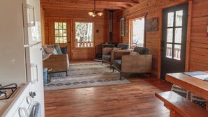 L’intérieur d’une cabine comprenant une cuisine, un coin repas et un espace salon.
