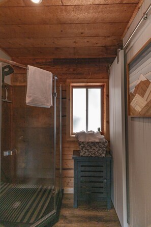 Doccia, asciugamani, sapone, carta igienica