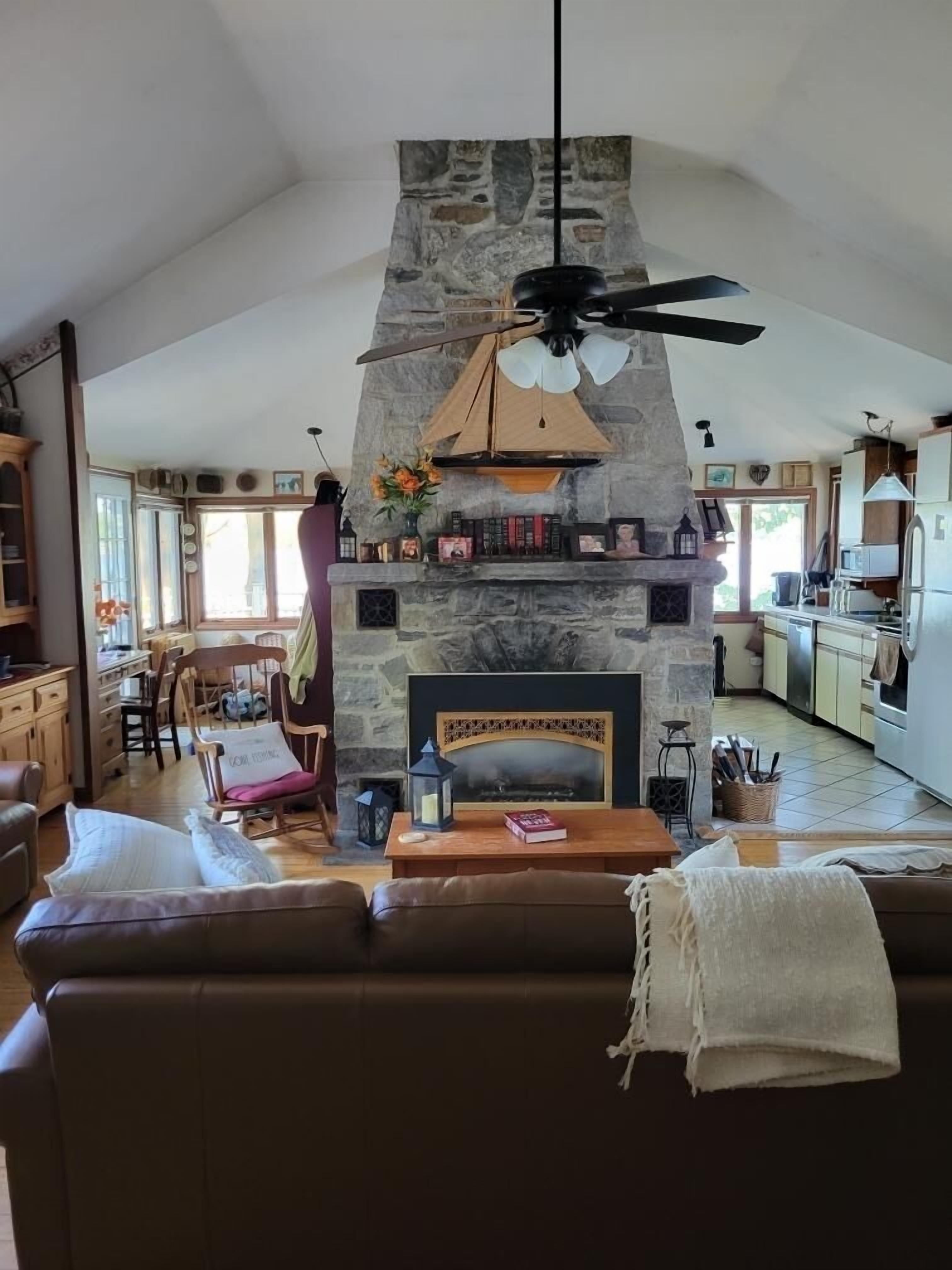 Charming Year Round Lakefront Cottage