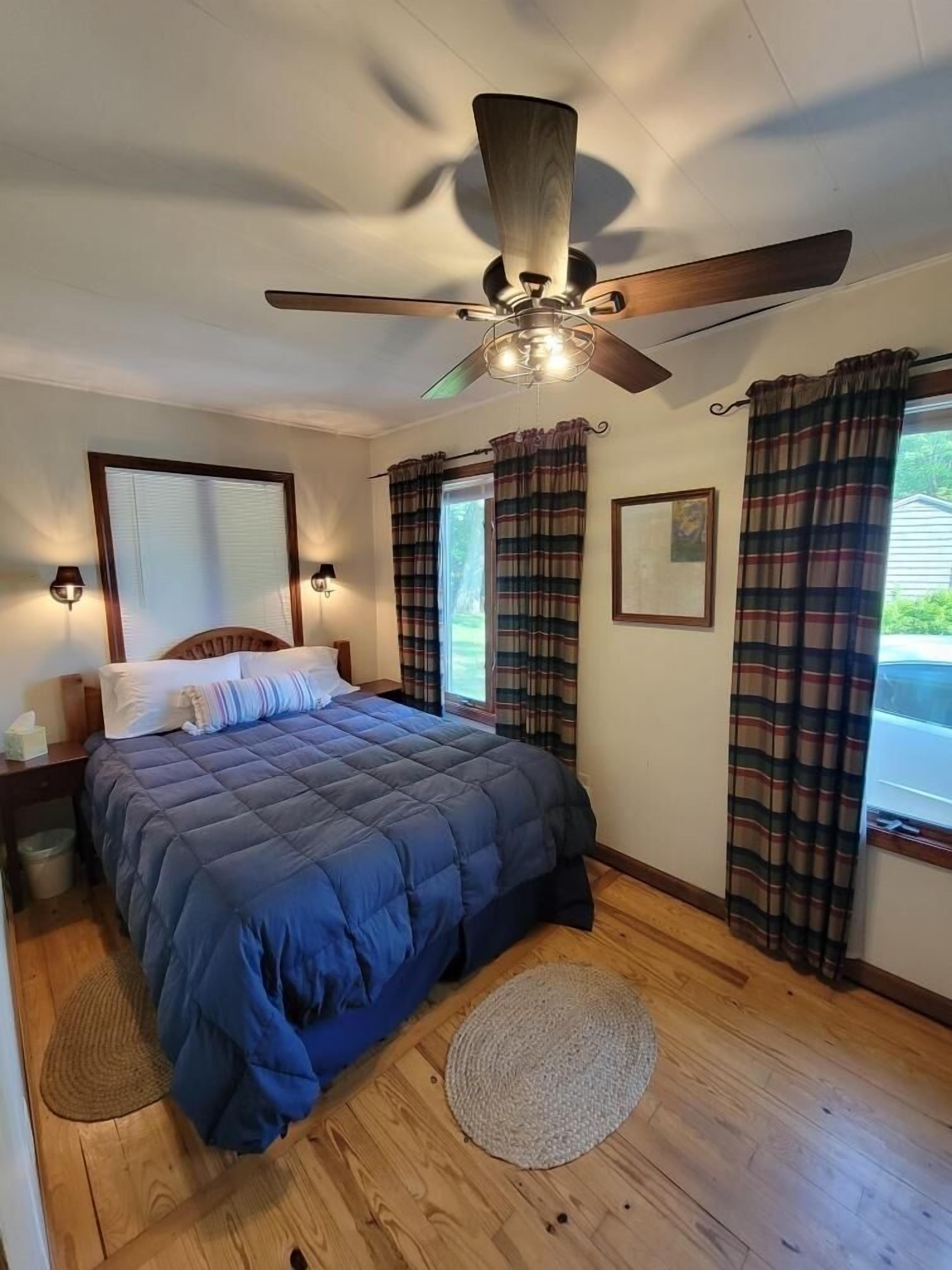 Charming Year Round Lakefront Cottage