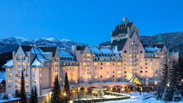 Ein großes, mehrstöckiges Hotel im klassischen europäischen Stil, mit mehreren Balkonen und einem markanten Eingang.
