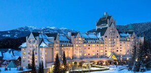 Ein großes, mehrstöckiges Hotel im klassischen europäischen Stil, mit mehreren Balkonen und einem markanten Eingang.