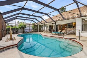 Alberca al aire libre y alberca climatizada