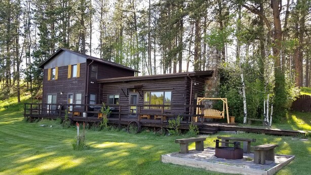 A log cabin with a deck and outdoor seating area. - Sky View Log Cabin- Off the beaten trail yet close to all the main attractions! (Custer)