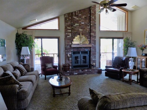 SIERRA ESCAPE! SPACIOUS COUNTRY HOUSE WITH POOL & SPA--20 MINUTES FROM YOSEMITE!