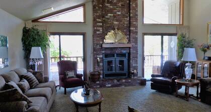 SIERRA ESCAPE! SPACIOUS COUNTRY HOUSE WITH POOL & SPA--20 MINUTES FROM YOSEMITE!