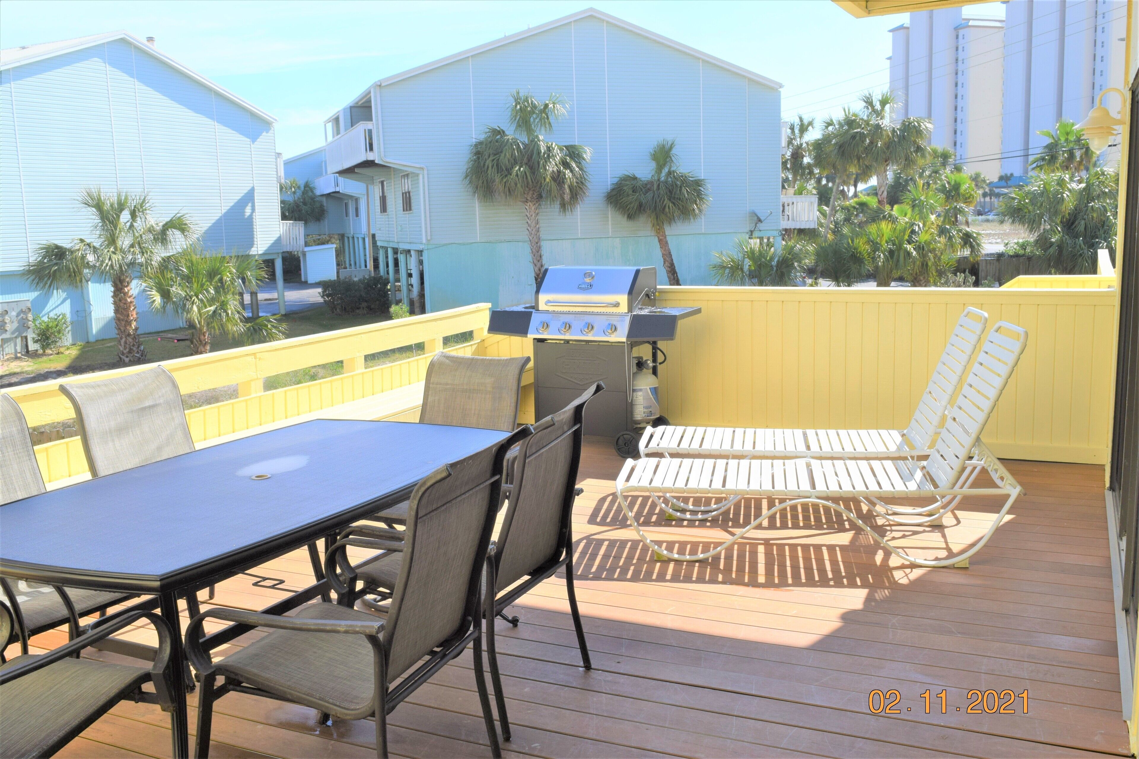 Kayaks, Paddleboards, Bikes, Tennis, Pool, Fishing Dock, & Gas Grill