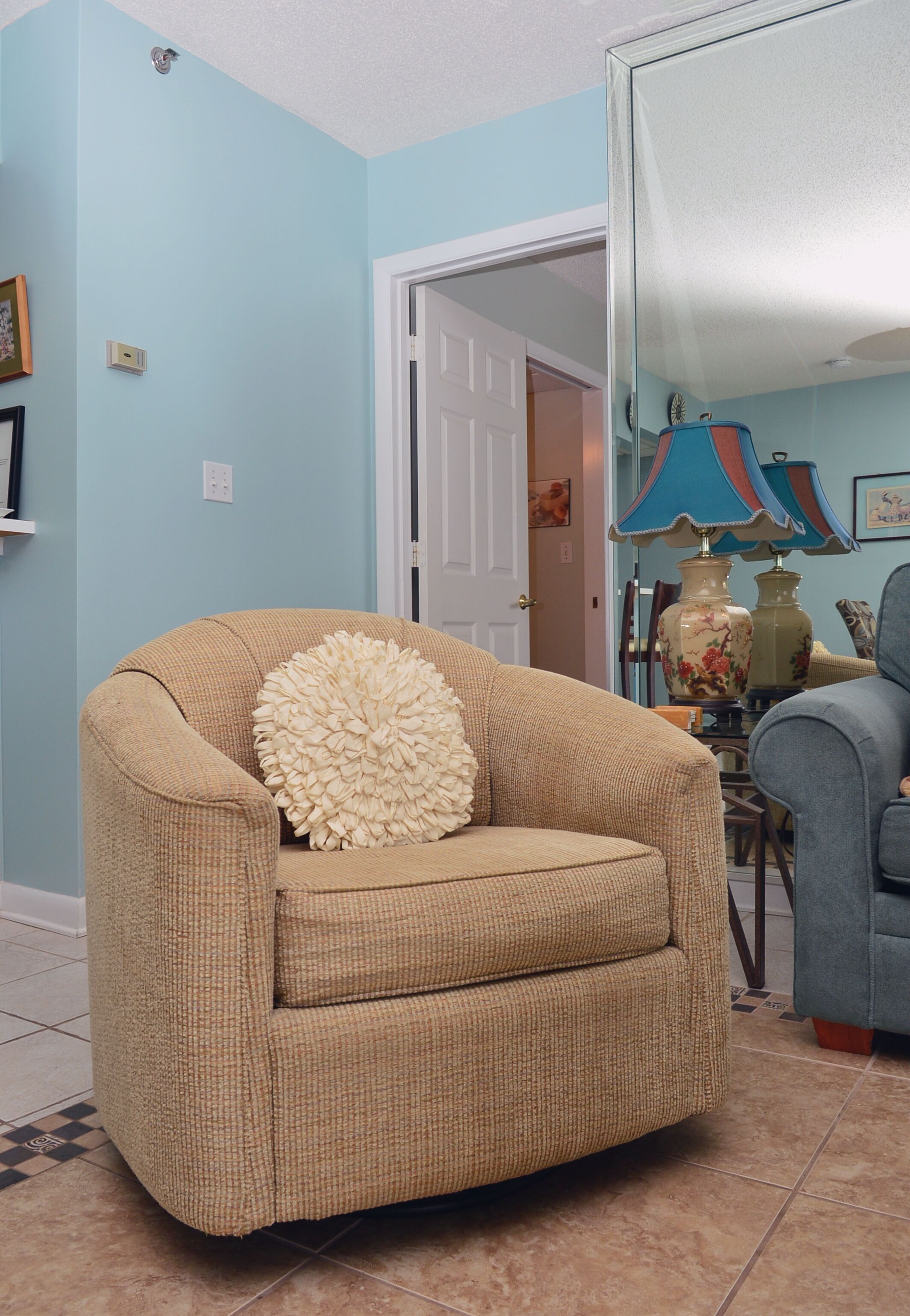 1-Bedroom Condo Tower 2, 5th floor  with Seasonal Beach Chairs