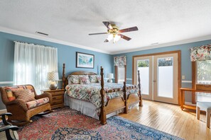 5 bedrooms, iron/ironing board, travel crib, free WiFi - Spacious 5+ Bedroom House Near Beach! On beach access path! SUMMERTIME FUN! (Isle of Palms)