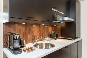 Fridge, microwave, stovetop, dishwasher - Prestigious Elegance Marais Apartment, AIR CONDITIONING, (Paris)