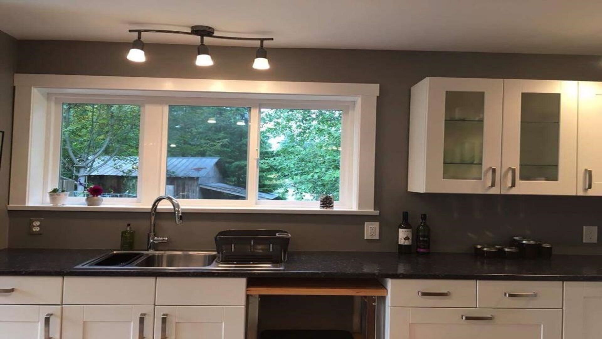 Bright and Spacious Suite in Desirable Comox Peninsula-Short Term or Vacation