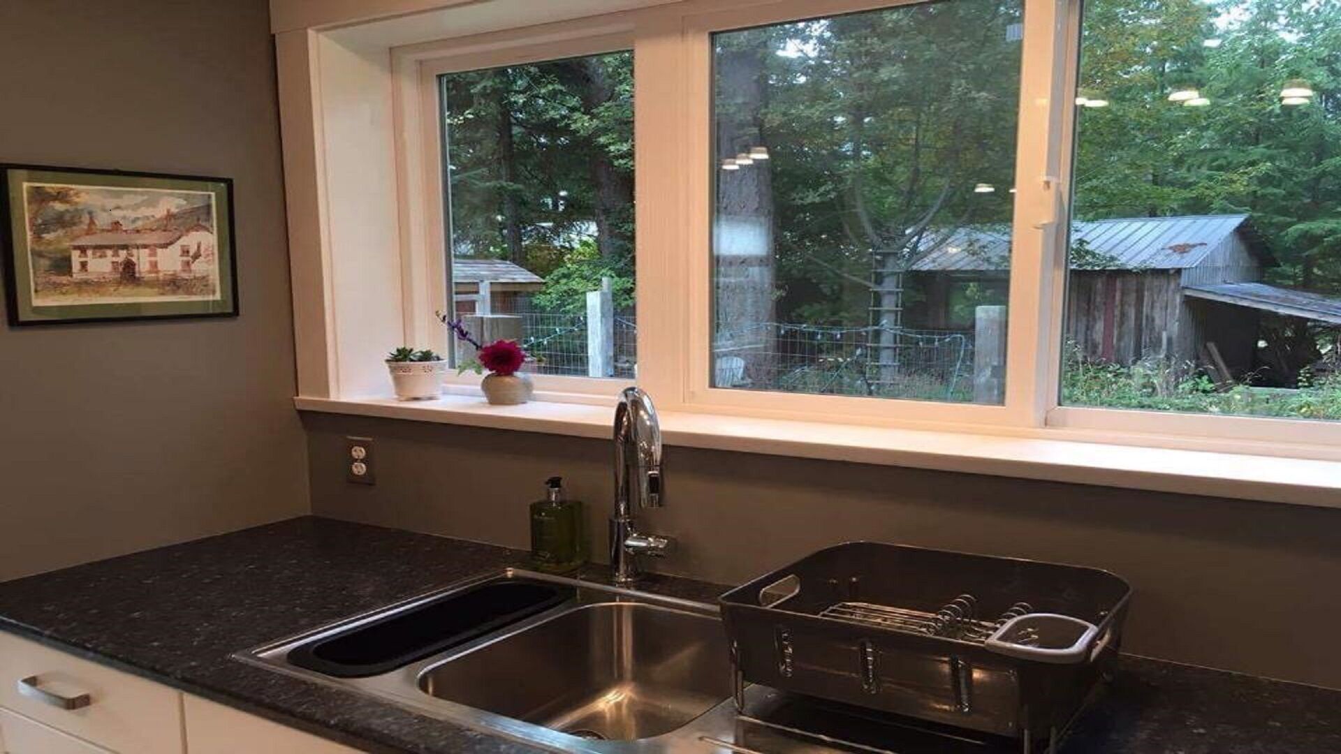 Bright and Spacious Suite in Desirable Comox Peninsula-Short Term or Vacation