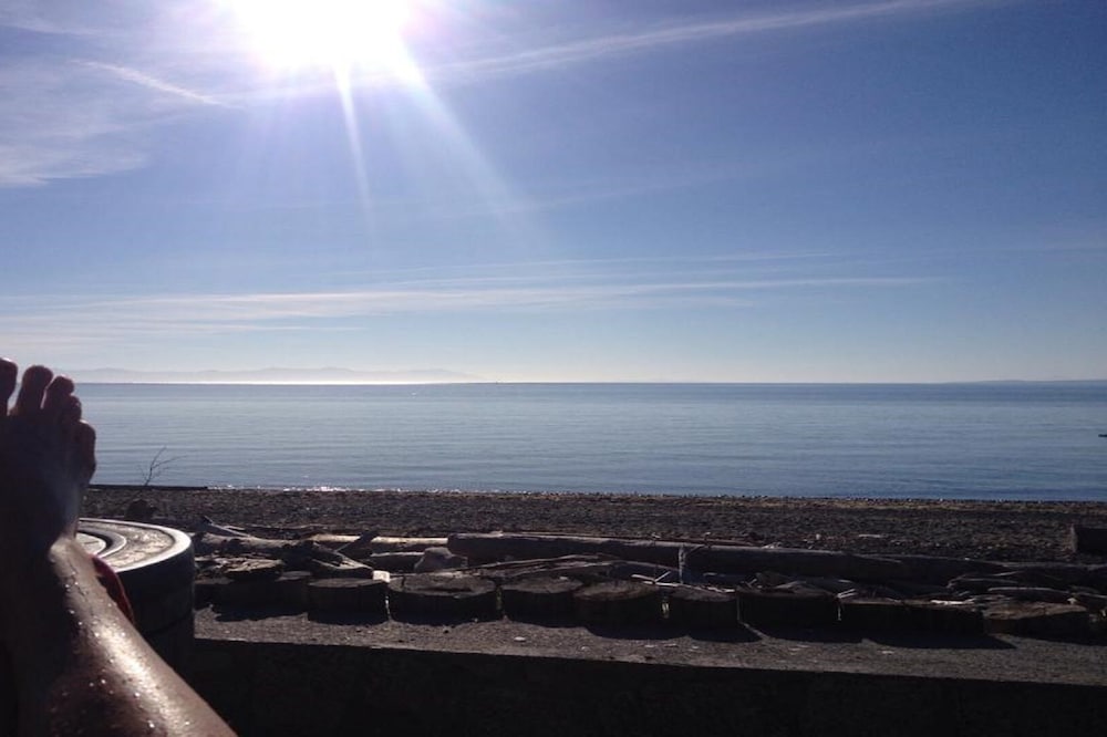 Bright and Spacious Suite in Desirable Comox Peninsula-Short Term or Vacation