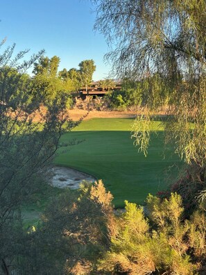 Un terrain de golf avec un bâtiment en arrière-plan.