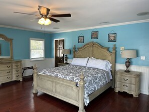 7 bedrooms, iron/ironing board, travel crib, free WiFi - 7 Bed Lakefront Villa with a Pool and Pontoon boat available for rent! (Charlotte)