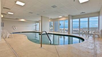 Innendørsbasseng og et oppvarmet basseng