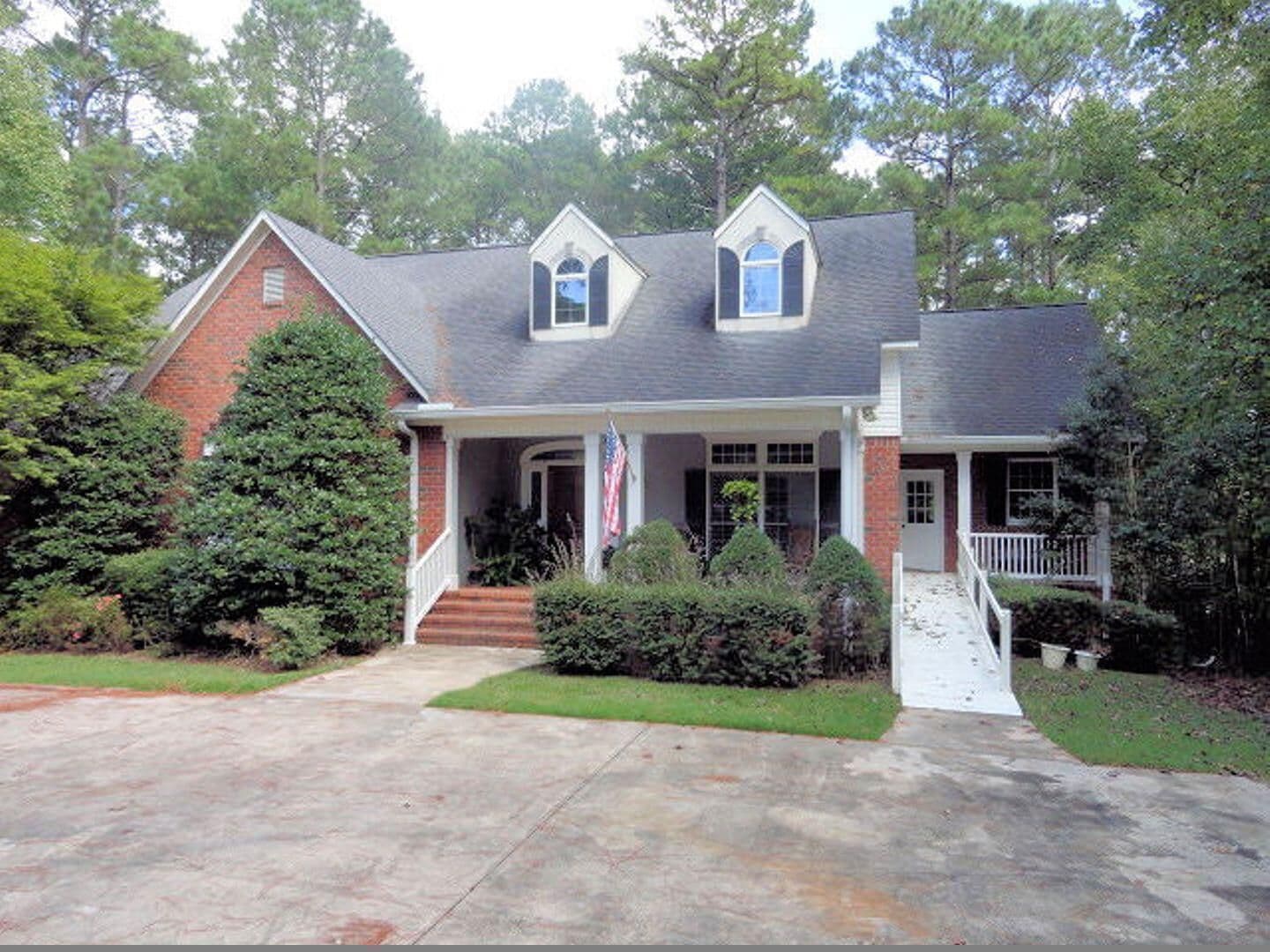 Southern Living Home 4000 sqft on Lake Thurman two golf courses, tennis & pools.