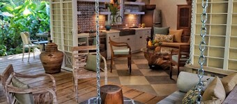 Beautiful Balinese Bungalow, Quiet Jungle Setting, Heart of Town. Private Pool.