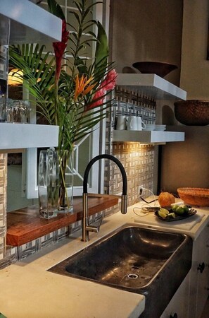 Een koelkast, een magnetron, een oven, een kookplaat