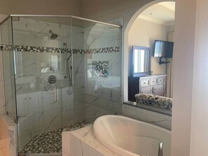 Shower, hair dryer, towels, shampoo - Oceanfront 4 bedroom 3 bath home for up to 10 guests -Your dream vacation awaits (Navarre)