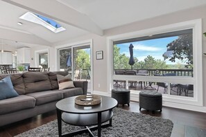 TV, peis, bøker og kontorer