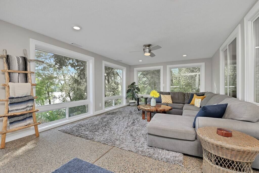 Tv, pejs, bøger, kontorer