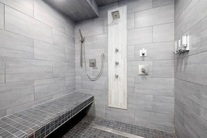 Ensemble douche/baignoire, sèche-cheveux