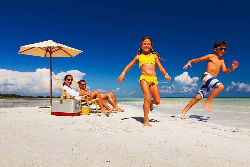 Vlak bij het strand, ligstoelen aan het strand, strandlakens