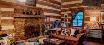 Hill Country Log Cabin Close to Wimberley & Dripping Springs Shopping and Dining