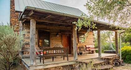 Hill Country Log Cabin Close to Wimberley & Dripping Springs Shopping and Dining