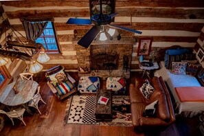 Televisión y chimenea