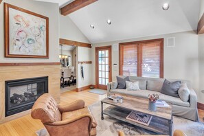 Smart-TV, peis, DVD-spiller og bøker