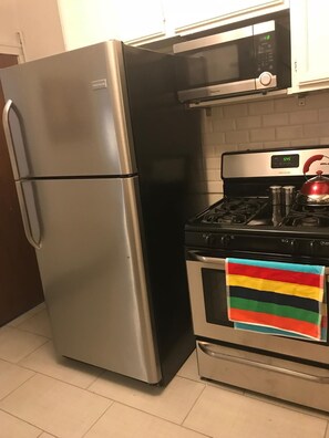 Fridge, microwave, oven, stovetop - Cozy Seward Home - Close To Everything (Minneapolis)