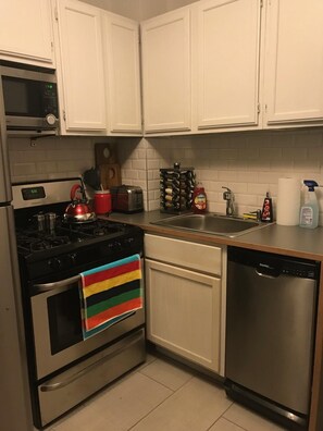 Fridge, microwave, oven, stovetop - Cozy Seward Home - Close To Everything (Minneapolis)