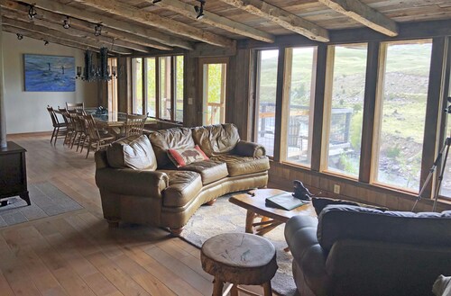 Breathtaking Views of Yellowstone on the Yellowstone River in a Luxury Lodge!