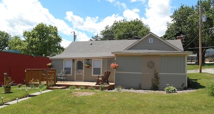The Bungaleau 1 Bedroom House In Cute Rivertown
