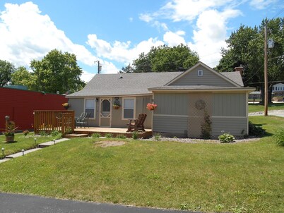 The Bungaleau 1 Bedroom House In Cute Rivertown