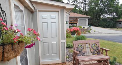 The Bungaleau 1 Bedroom House In Cute Rivertown